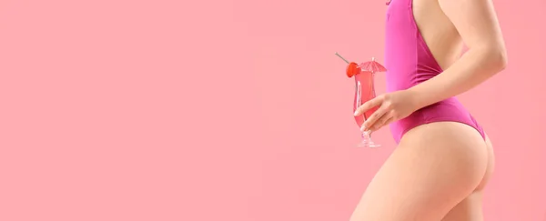 Gyönyörű Szexi Fürdőruhában Koktéllal Rózsaszín Háttér Helyet Szöveges — Stock Fotó
