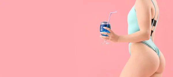 穿着泳衣 粉色背景的蓝色泻湖鸡尾酒 带文字的漂亮性感女人 — 图库照片