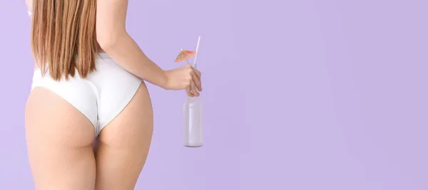 Mayo Giymiş Güzel Seksi Bir Kadın Limonata Ile Eflatun Arka — Stok fotoğraf