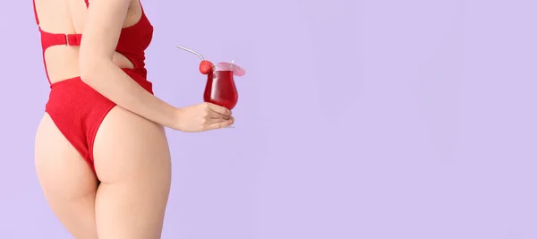 Mayo Giymiş Güzel Seksi Bir Kadın Eflatun Arkaplanlı Kokteylli Metin — Stok fotoğraf