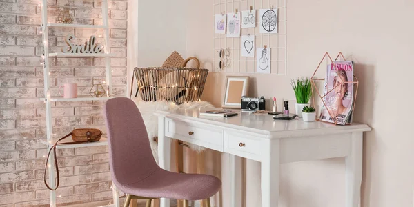 Komfortabler Arbeitsplatz Mit Mood Board Und Make Kosmetik Zimmer — Stockfoto