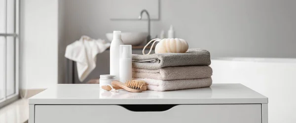 Banyo Çekmecesinde Havlu Kozmetik Lif Fırça Yığını — Stok fotoğraf