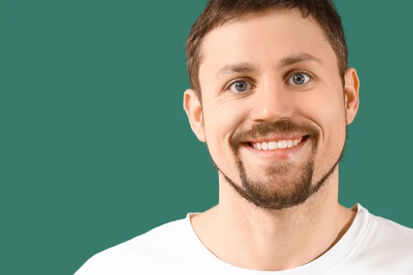 Young Bearded Man Smiling Green Background Closeup — Stock Photo, Image