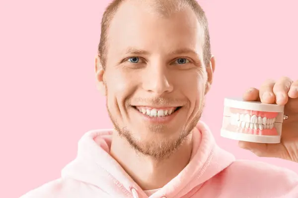Mladý Vousatý Muž Čelistí Model Růžovém Pozadí Detailní Záběr — Stock fotografie