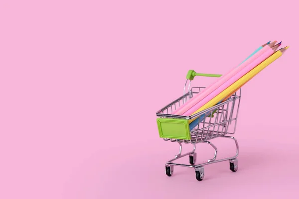 ピンクを背景に鉛筆でショッピングカート — ストック写真