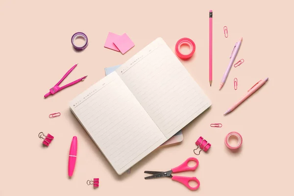 Skład Pustym Notebookiem Artykułami Piśmiennymi Różowym Tle — Zdjęcie stockowe