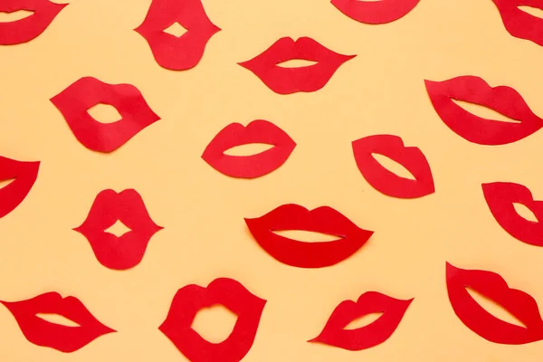 Κόκκινα Χείλη Χαρτιού Στο Φόντο Χρώματος — Φωτογραφία Αρχείου