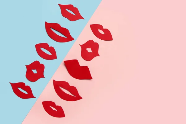 Κόκκινα Χείλη Χαρτιού Στο Φόντο Χρώματος — Φωτογραφία Αρχείου
