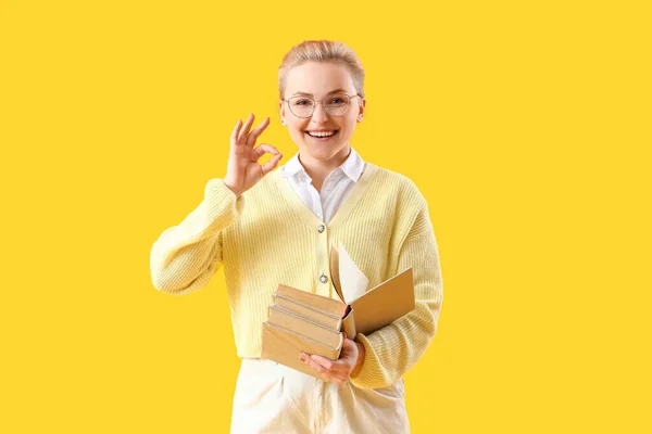 Female Student Books Showing Yellow Background — Stock Photo, Image