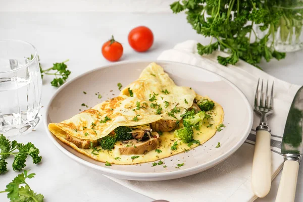 Omelette Savoureuse Avec Brocoli Champignons Sur Table Lumineuse — Photo