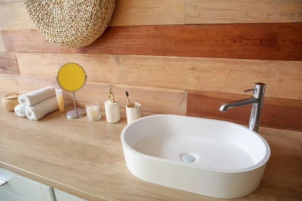 Weißes Waschbecken Mit Bad Accessoires Auf Tisch Neben Holzwand — Stockfoto