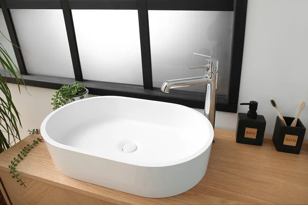 浴室的桌子上放着肥皂和牙刷的白色水槽 — 图库照片