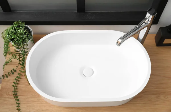 Weißes Waschbecken Und Zimmerpflanze Auf Dem Tisch Badezimmer — Stockfoto