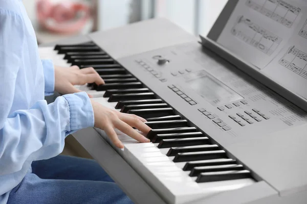 Bambina Che Gioca Sintetizzatore Casa Primo Piano — Foto Stock