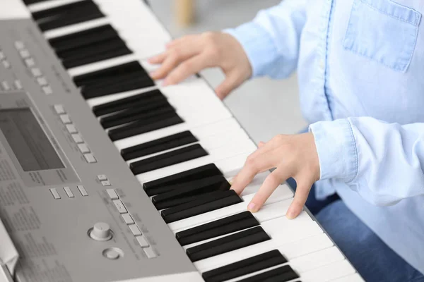 Bambina Che Gioca Sintetizzatore Casa Primo Piano — Foto Stock