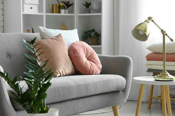 Gemütliches Graues Sofa Mit Kissen Und Lampe Wohnzimmer — Stockfoto