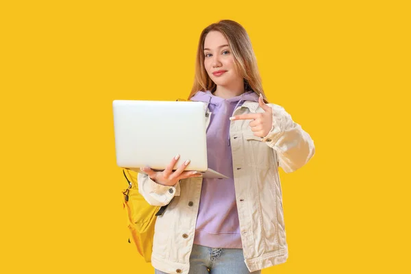 Studentin Zeigt Auf Laptop Auf Gelbem Hintergrund — Stockfoto