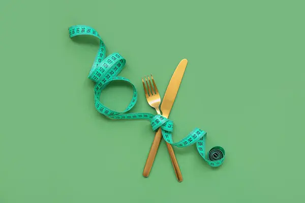 Pomiar Taśmy Sztućców Zielonym Tle Koncepcja Diety — Zdjęcie stockowe