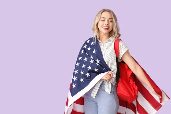 ライラックを背景にアメリカ国旗を持つ女子学生 — ストック写真