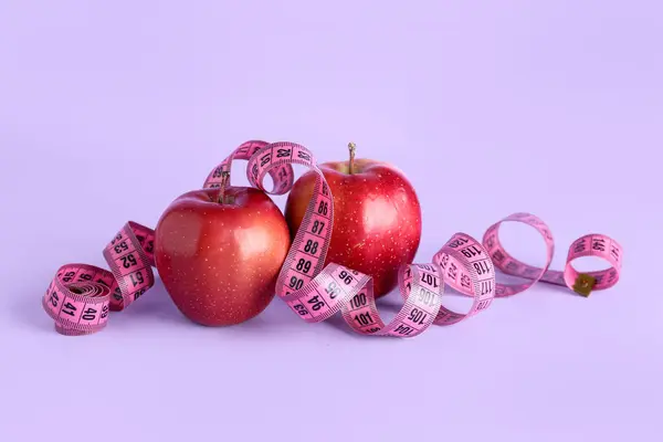 Appels Meetlint Paarse Achtergrond Dieetconcept — Stockfoto