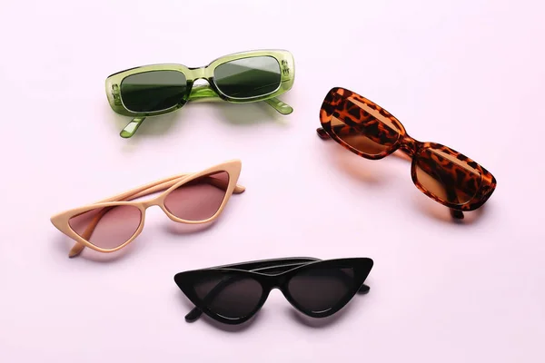 분홍색 배경에 현대의 안경들 — 스톡 사진