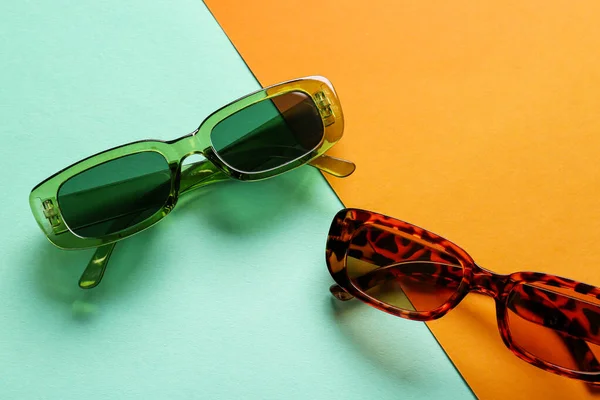 現代の眼鏡の色背景 — ストック写真
