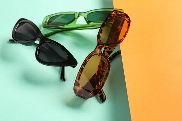 Verschiedene Moderne Brillen Auf Farbigem Hintergrund Nahaufnahme — Stockfoto