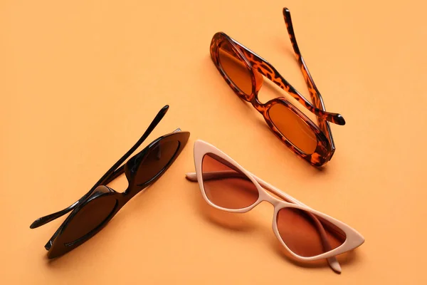 Verschiedene Stylische Brillen Auf Orangefarbenem Hintergrund — Stockfoto