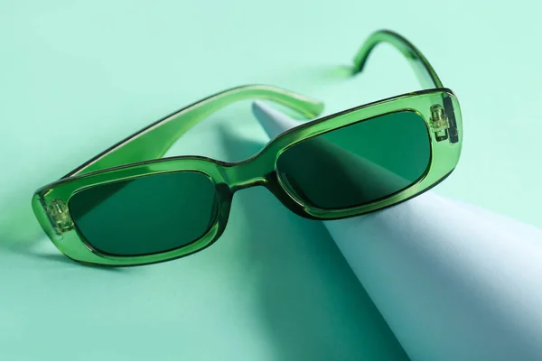 绿松石背景的现代眼镜 — 图库照片