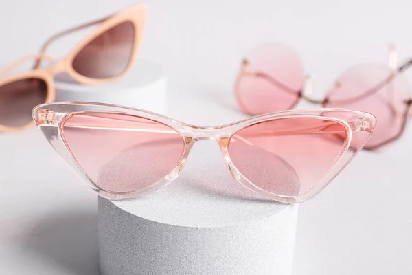 Ständer Mit Stylischer Brille Auf Weißem Hintergrund Nahaufnahme — Stockfoto