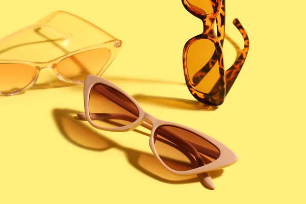 Óculos Elegantes Fundo Amarelo — Fotografia de Stock