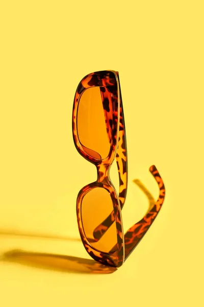 Óculos Elegantes Fundo Amarelo — Fotografia de Stock