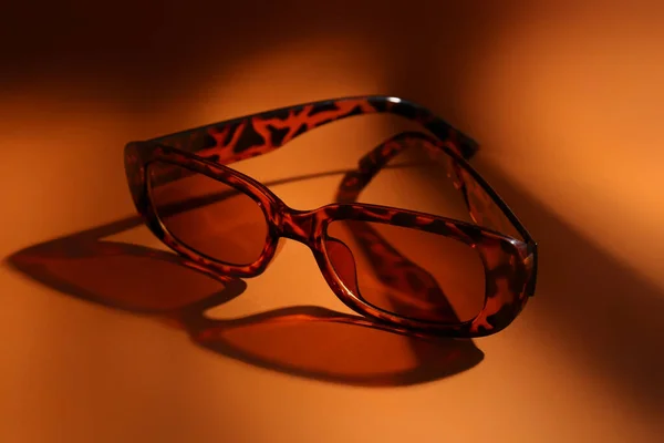 Óculos Elegantes Fundo Laranja Close — Fotografia de Stock