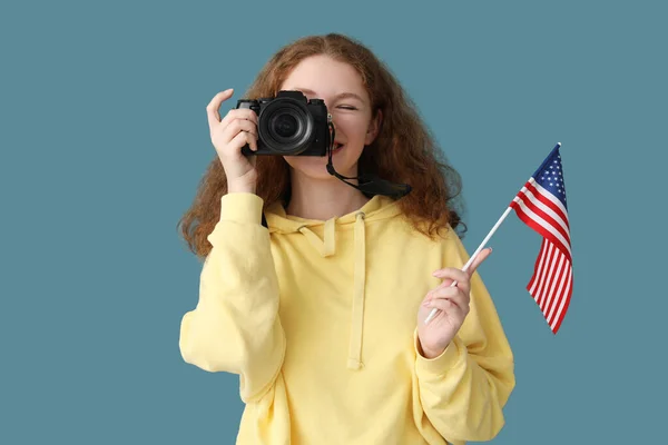 Молода Жінка Прапором Сша Фотокамерою Синьому Фоні — стокове фото