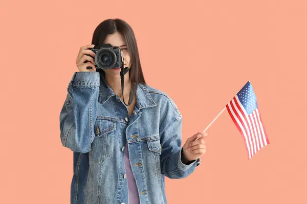 ピンクを背景に写真を撮るアメリカ国旗を持つ美しい幸せな若い女性 — ストック写真