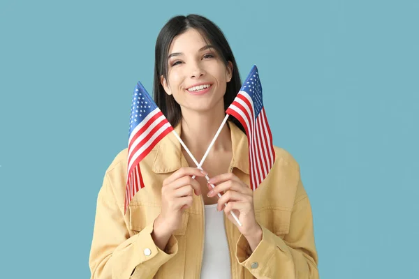 Krásná Šťastná Mladá Žena Vlajkami Usa Modrém Pozadí — Stock fotografie