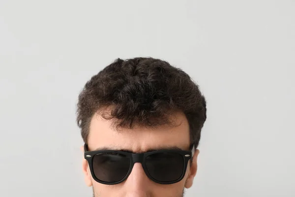 Νεαρός Μελαχρινός Άντρας Γυαλιά Ηλίου Ανοιχτό Φόντο Κοντινό Πλάνο — Φωτογραφία Αρχείου