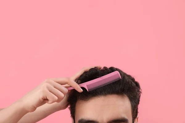 Жіночий Перукар Розчісує Волосся Молодого Чоловіка Рожевому Фоні Крупним Планом — стокове фото
