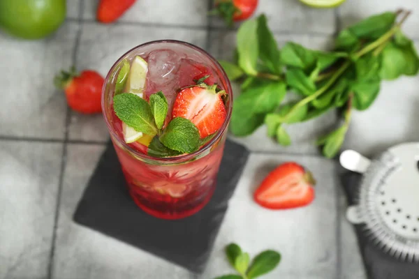 Glass Fresh Strawberry Mojito Tile Background Closeup — Stock Photo, Image