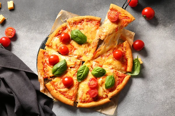 Papier Pieczenia Smaczną Pizzą Margarita Szarym Tle — Zdjęcie stockowe
