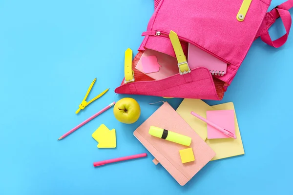 Mochila Escolar Rosa Com Cadernos Adesivos Maçã Fundo Azul — Fotografia de Stock