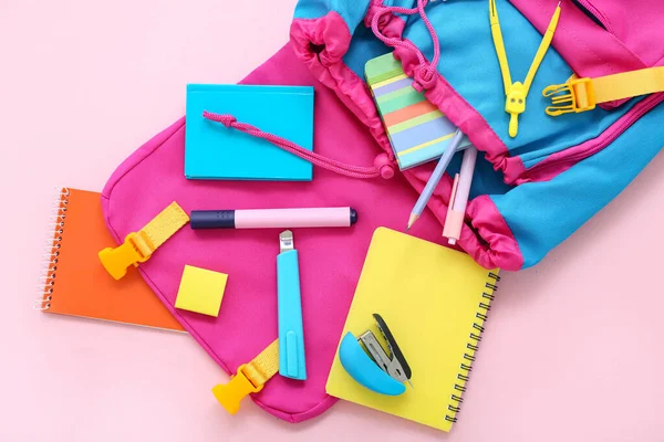 Mochila Escolar Color Con Cuadernos Papelería Sobre Fondo Rosa —  Fotos de Stock