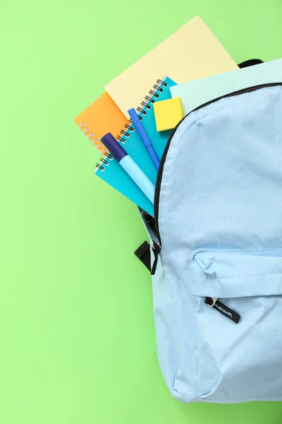 Mochila Escolar Azul Con Cuadernos Marcadores Sobre Fondo Verde — Foto de Stock