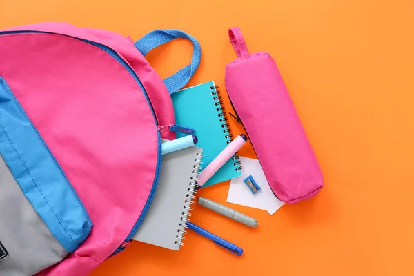 Różowy Plecak Szkolny Pióropuszem Notebooki Markery Pomarańczowym Tle — Zdjęcie stockowe