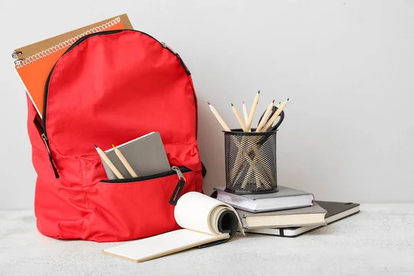 Mochila Escolar Roja Con Cuadernos Lápices Color Tijeras Mesa Grunge — Foto de Stock