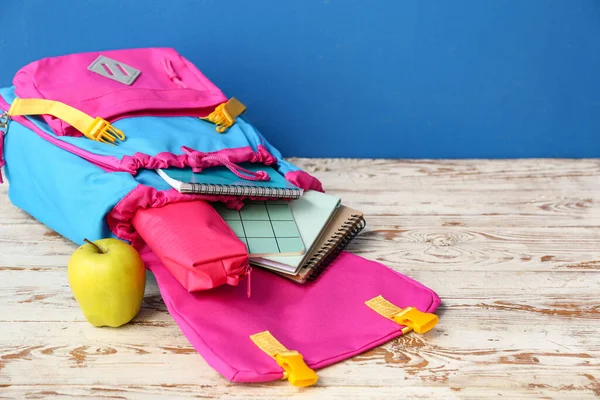 Έγχρωμη Σχολική Τσάντα Πλάτης Σημειωματάρια Κασετίνα Και Μήλο Ξύλινο Τραπέζι — Φωτογραφία Αρχείου