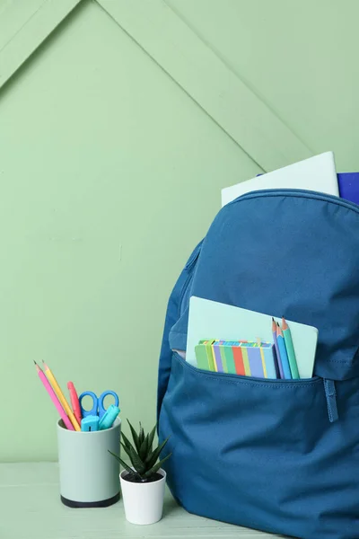 Niebieski Plecak Szkolny Notatnikami Ołówkami Rośliną Domową Drewnianym Stole Przy — Zdjęcie stockowe