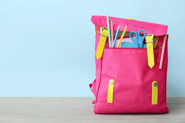 Pinkfarbener Schulrucksack Mit Schere Notizbuch Und Bleistift Auf Grauem Holztisch — Stockfoto