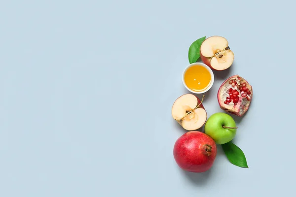 Σύνθεση Ώριμα Φρούτα Και Μπολ Μέλι Ανοιχτόχρωμο Φόντο Rosh Hashanah — Φωτογραφία Αρχείου