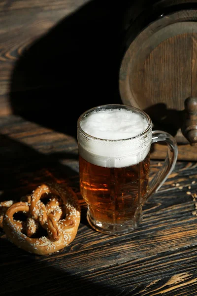 Hrnek Studeného Piva Dřevěném Pozadí Oslava Oktoberfestu — Stock fotografie